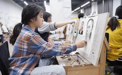 南京艺之行艺术培训学校实行封闭制的管理，帮助学生更加沉浸式地进行美术培训